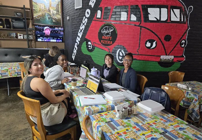 Mony's Pizzeria & Italian Kitchen Picture 7