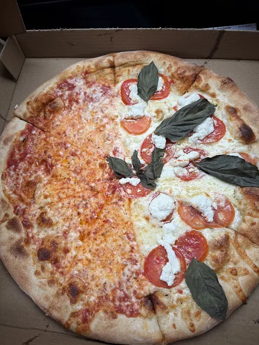Mony's Pizzeria & Italian Kitchen Picture 10