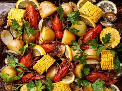 Best Places for Seafood Boils and Clambakes Across the U.S.